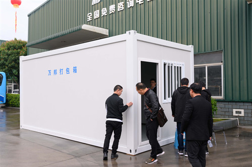 Machine voor het vormen van een containerhuisrol